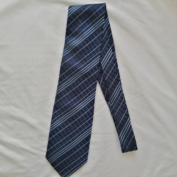 Dolce & Gabbana Silk Textured Navy and Blue Striped Tie Classic Luxury - Picture 5 of 15